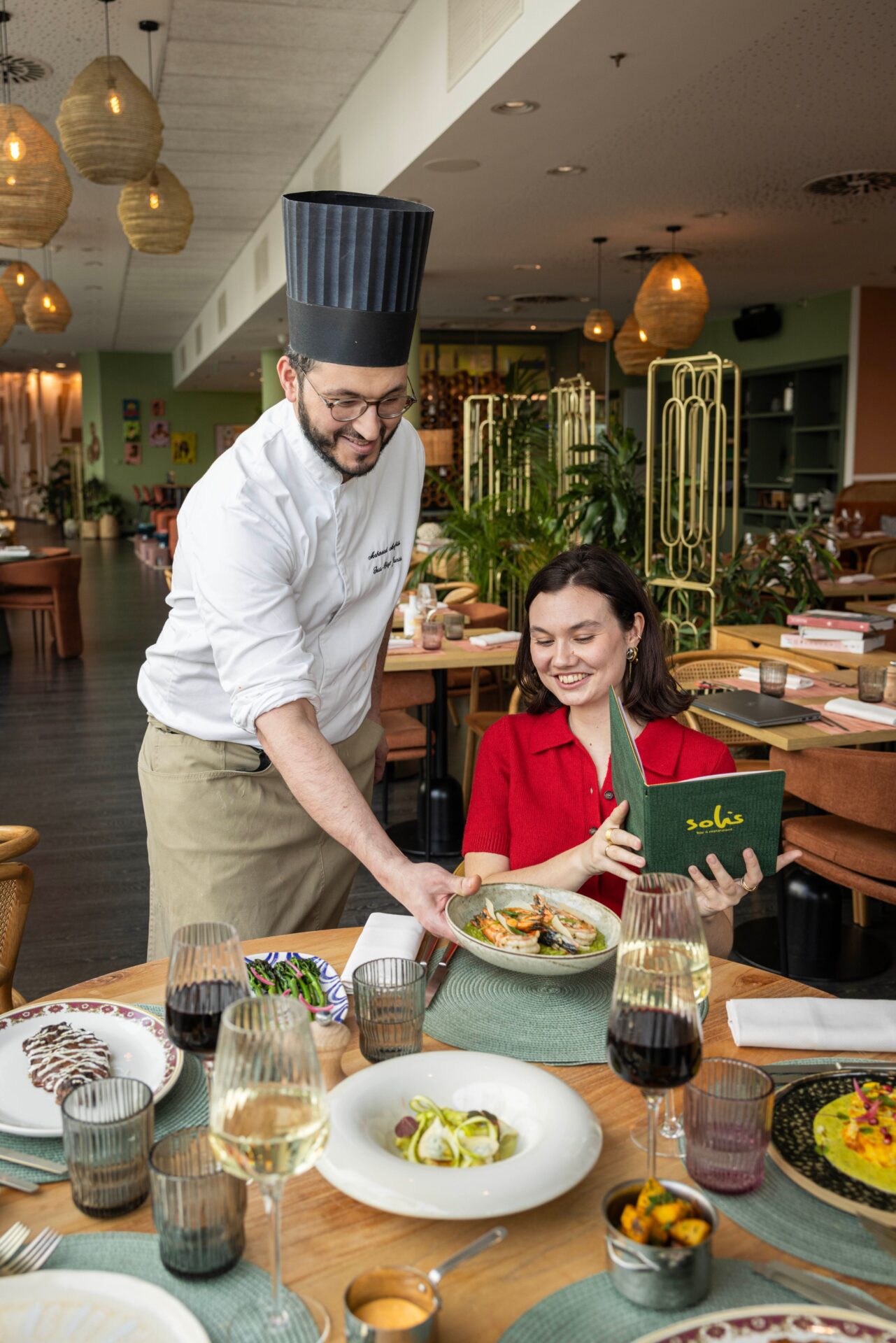 Chef Solis servant une cliente